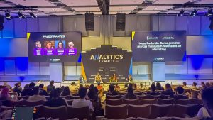 Palestra sobre mensuração de resultados no Analytics Summit 2025 — Astronauta Martech
