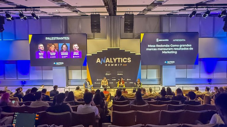 Palestra sobre mensuração de resultados no Analytics Summit 2025 — Astronauta Martech