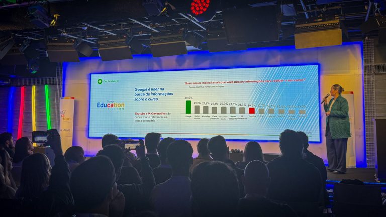 Larissa Silva durante palestra no Google Education Summit 2025 apresentando dados sobre o perfil e a jornada do aluno no Google for Education.