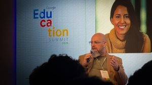 Professor Noslen durante palestra no Google Education Summit 2025, evento do Google for Education sobre inovação e consistência na educação digital.
